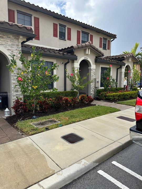 For Rent: $2,450 (3 beds, 3 baths, 1326 Square Feet)