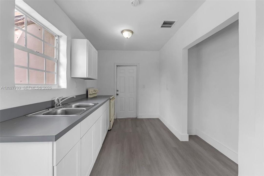 For Sale: $500,000 (4 beds, 1 baths, 1368 Square Feet)