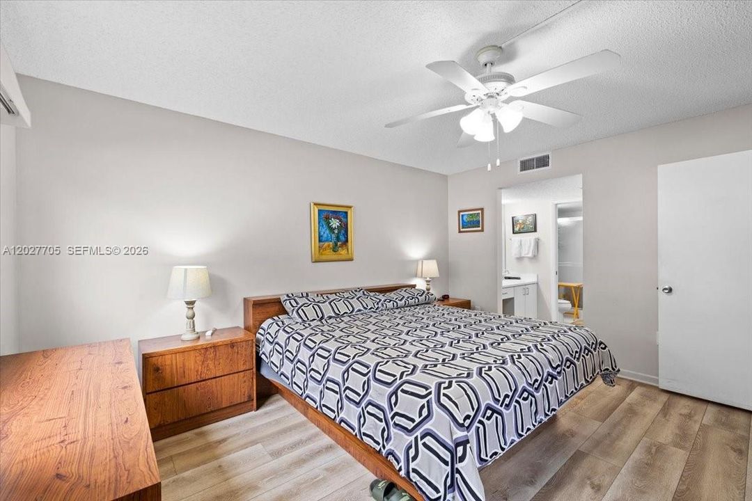 For Sale: $229,000 (2 beds, 2 baths, 1052 Square Feet)