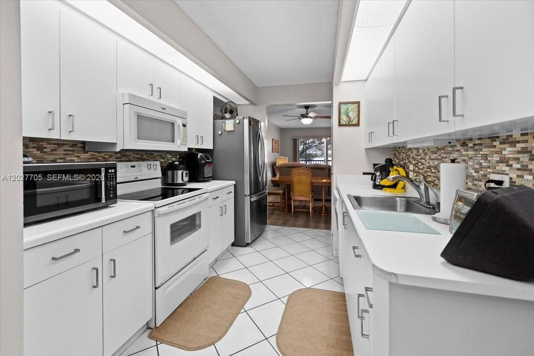 For Sale: $229,000 (2 beds, 2 baths, 1052 Square Feet)
