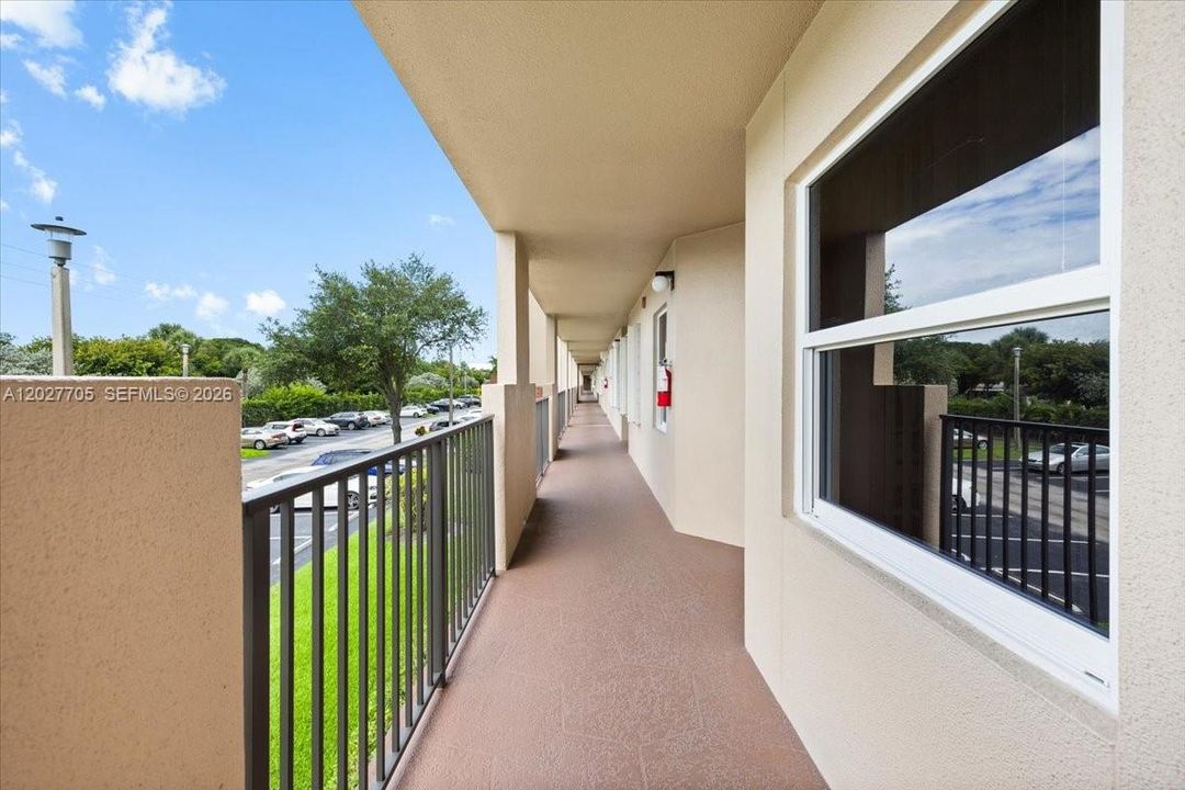 For Sale: $229,000 (2 beds, 2 baths, 1052 Square Feet)