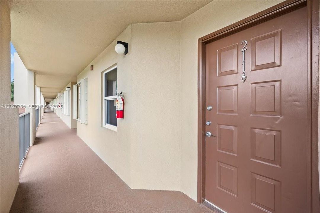 For Sale: $229,000 (2 beds, 2 baths, 1052 Square Feet)