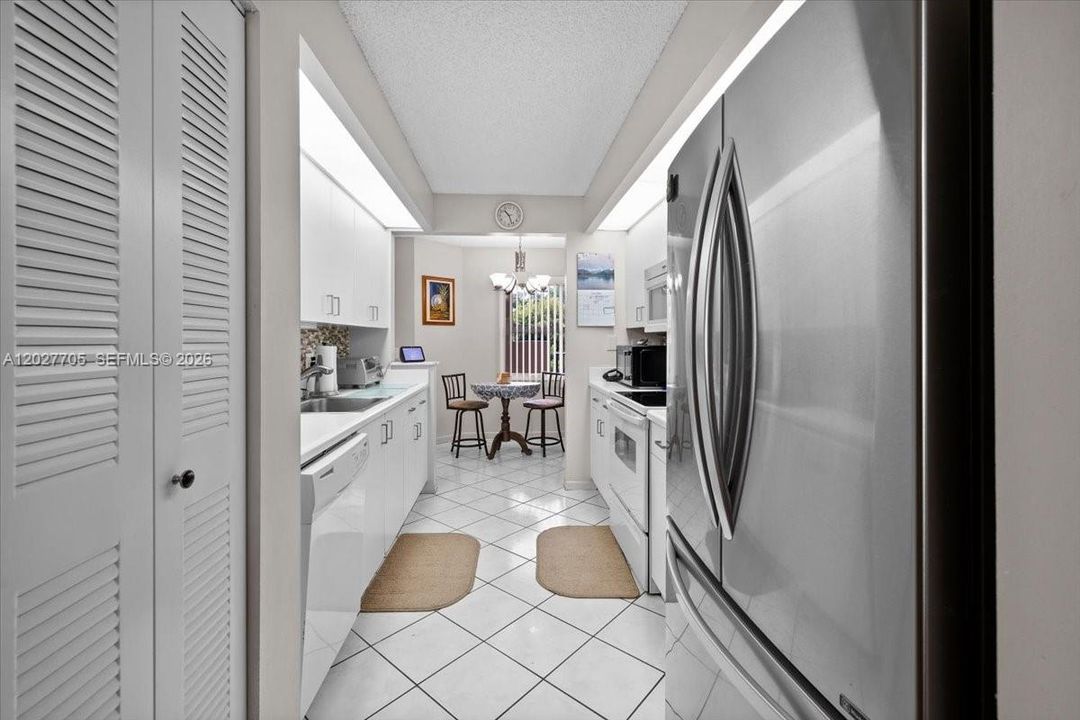 For Sale: $229,000 (2 beds, 2 baths, 1052 Square Feet)