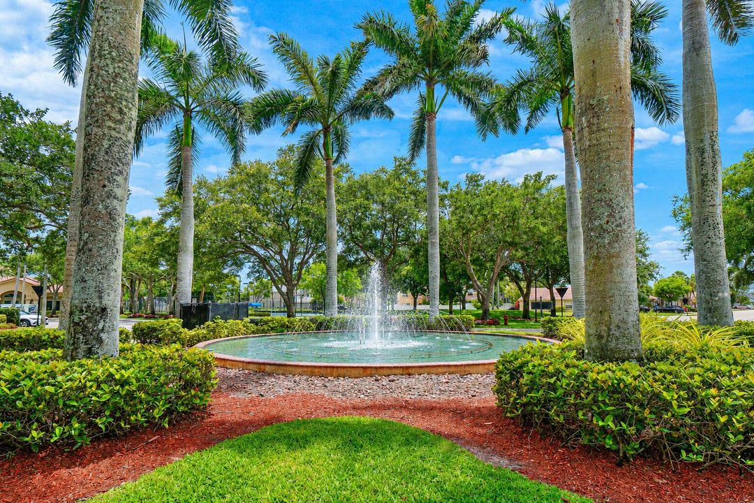 Lovely Grounds w/ Mature Trees