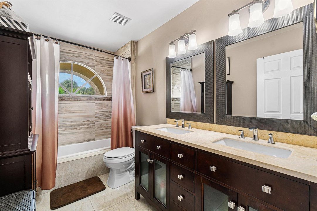 2nd Upstairs Bathroom