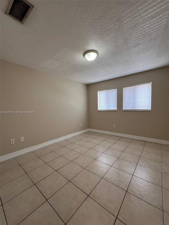 For Rent: $2,350 (2 beds, 1 baths, 884 Square Feet)