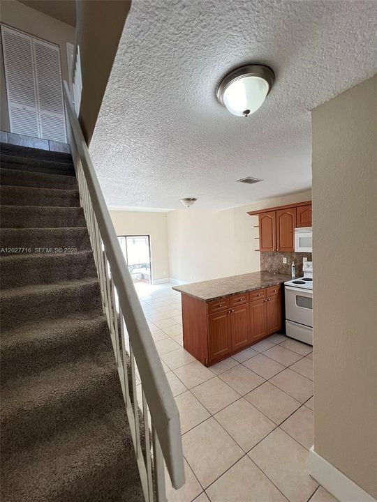 For Rent: $2,350 (2 beds, 1 baths, 884 Square Feet)