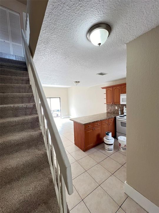 For Rent: $2,350 (2 beds, 1 baths, 884 Square Feet)