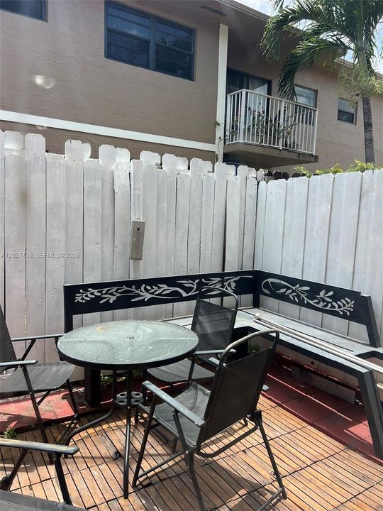 For Rent: $2,350 (2 beds, 1 baths, 884 Square Feet)