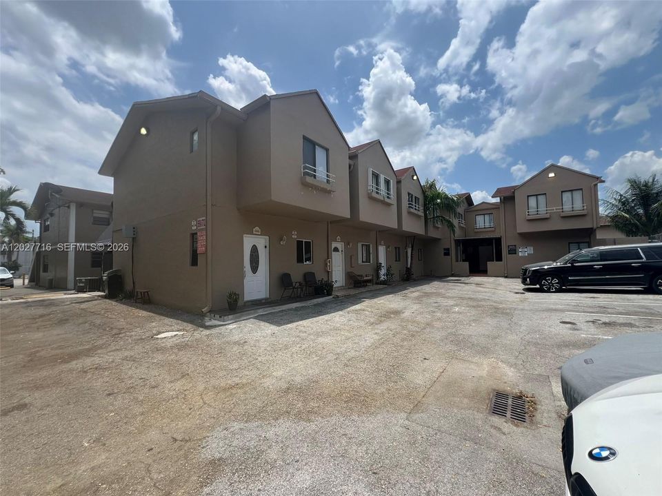 For Rent: $2,350 (2 beds, 1 baths, 884 Square Feet)
