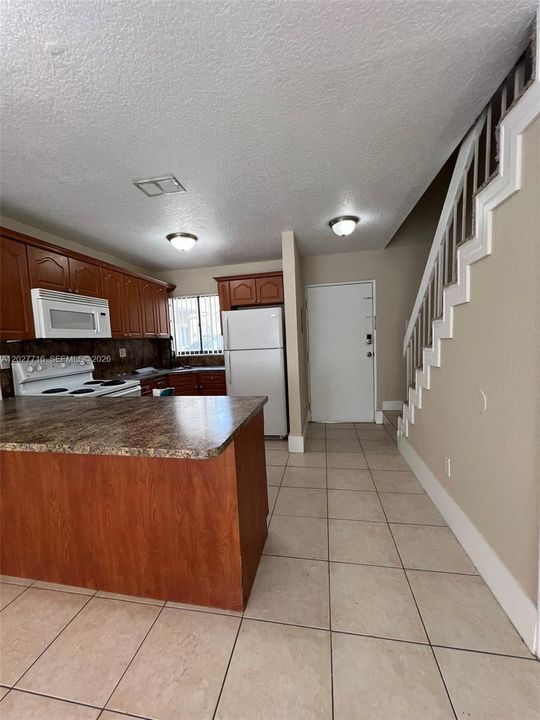 For Rent: $2,350 (2 beds, 1 baths, 884 Square Feet)
