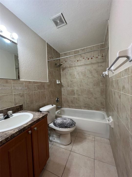 For Rent: $2,350 (2 beds, 1 baths, 884 Square Feet)