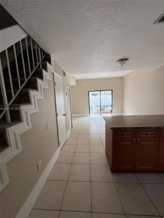 For Rent: $2,350 (2 beds, 1 baths, 884 Square Feet)