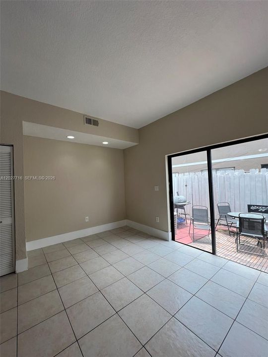 For Rent: $2,350 (2 beds, 1 baths, 884 Square Feet)