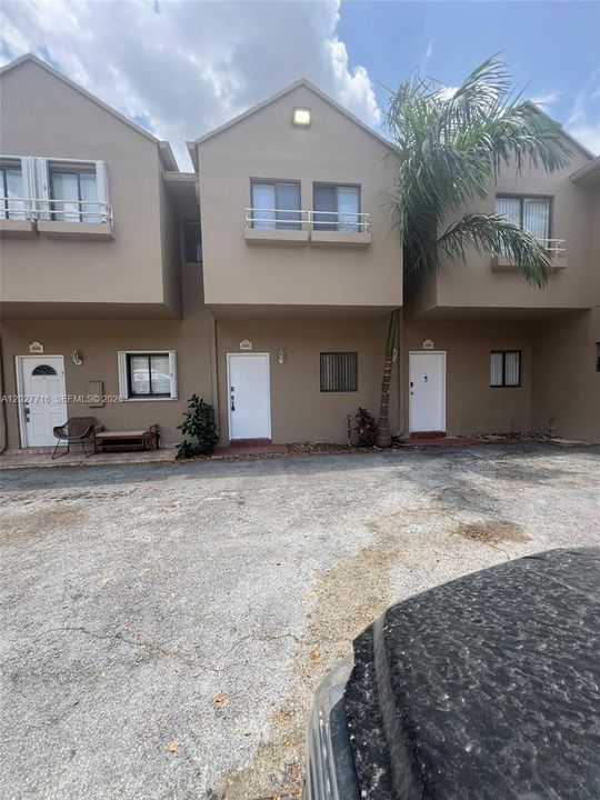 For Rent: $2,350 (2 beds, 1 baths, 884 Square Feet)