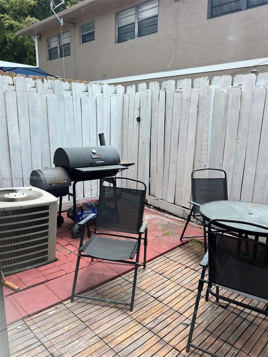 For Rent: $2,350 (2 beds, 1 baths, 884 Square Feet)