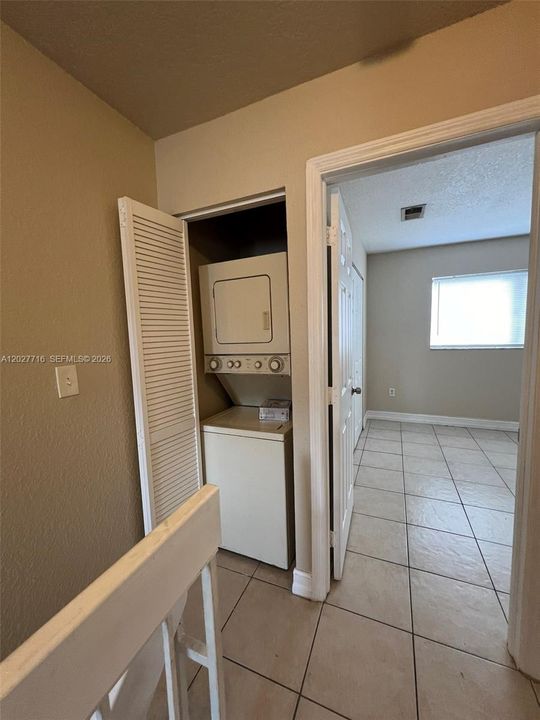 For Rent: $2,350 (2 beds, 1 baths, 884 Square Feet)