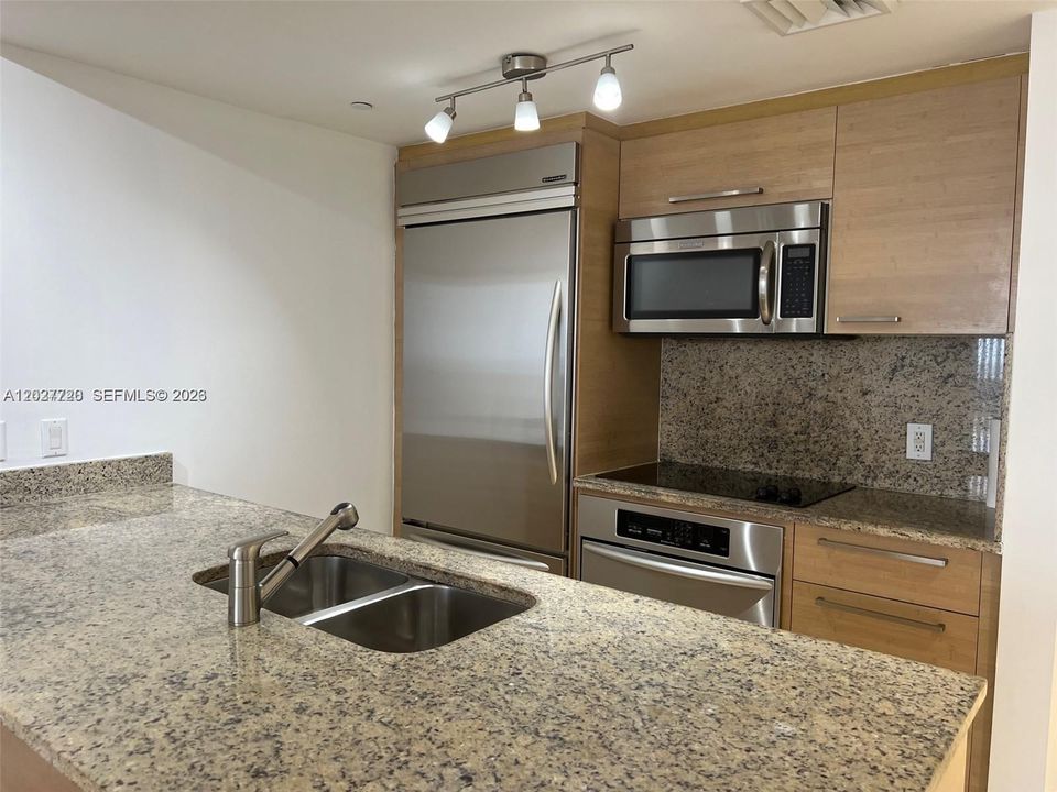 For Rent: $4,000 (2 beds, 1 baths, 1086 Square Feet)