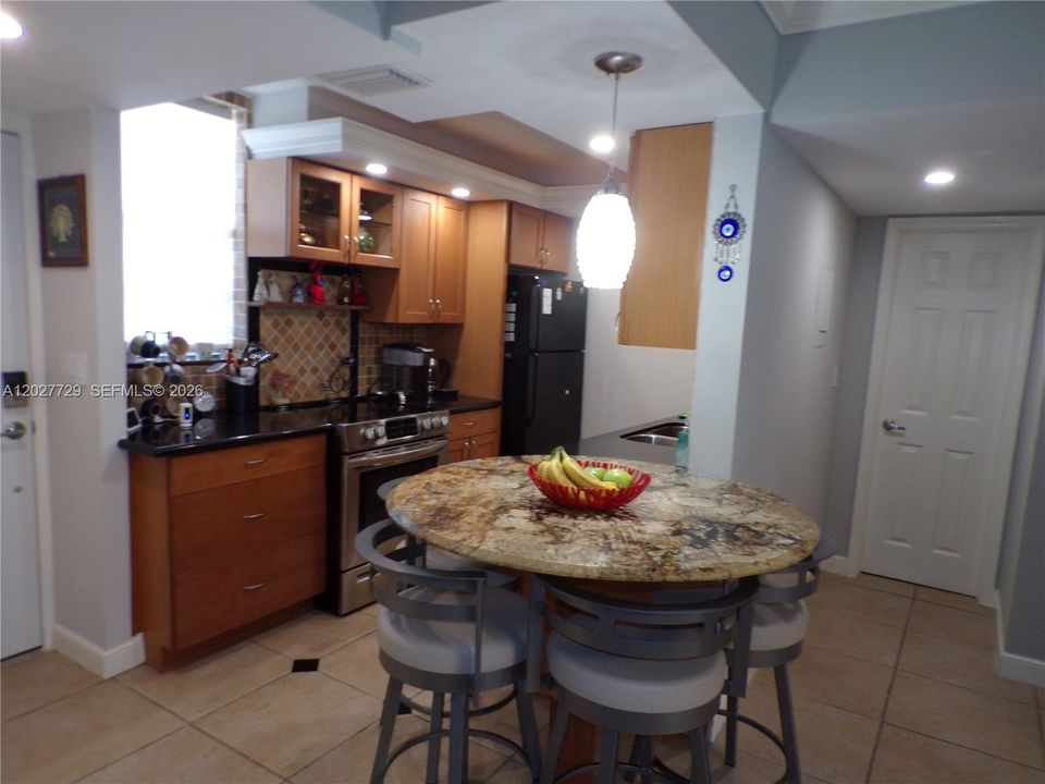 For Sale: $299,900 (2 beds, 2 baths, 1083 Square Feet)