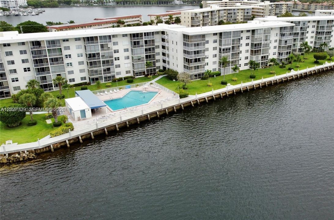 For Sale: $299,900 (2 beds, 2 baths, 1083 Square Feet)