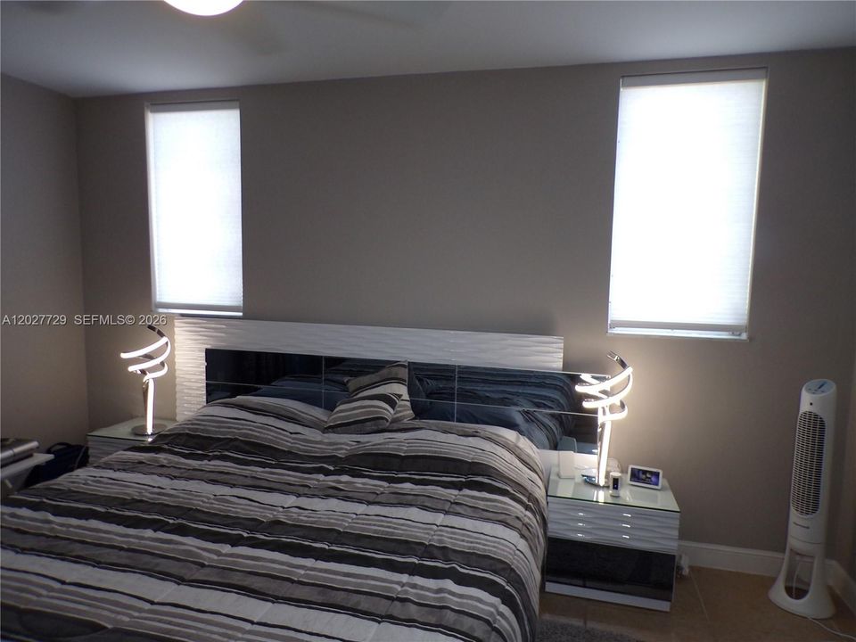 For Sale: $299,900 (2 beds, 2 baths, 1083 Square Feet)