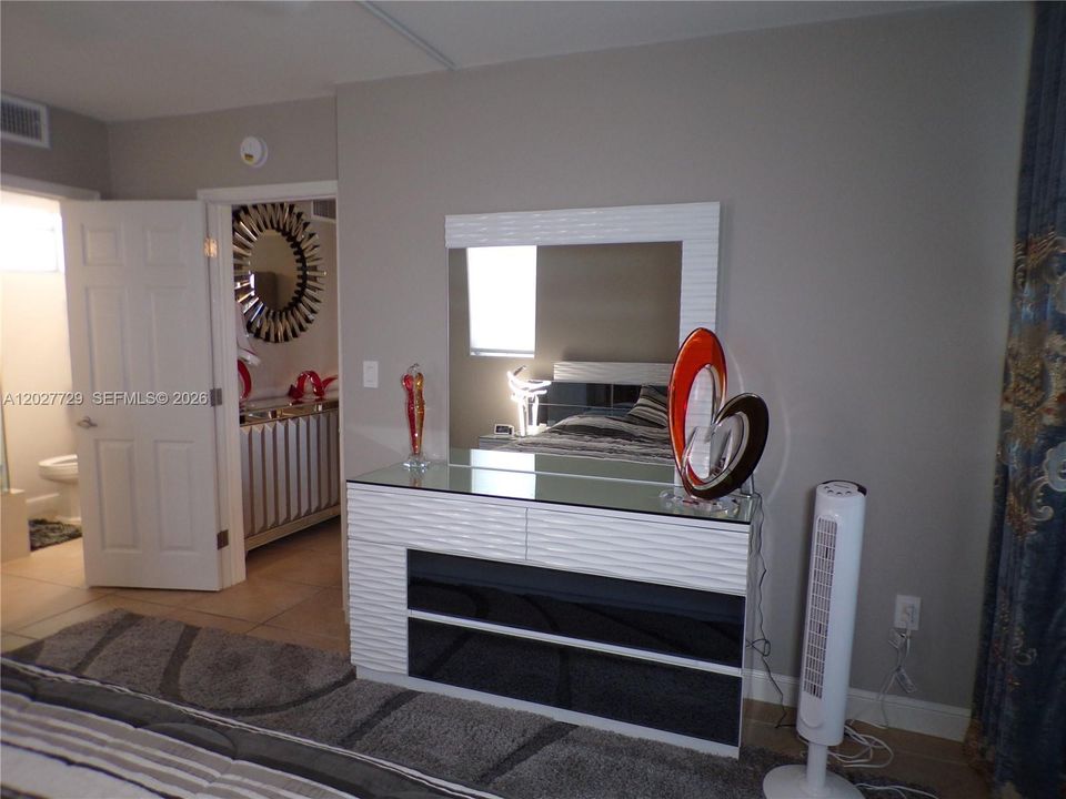 For Sale: $299,900 (2 beds, 2 baths, 1083 Square Feet)