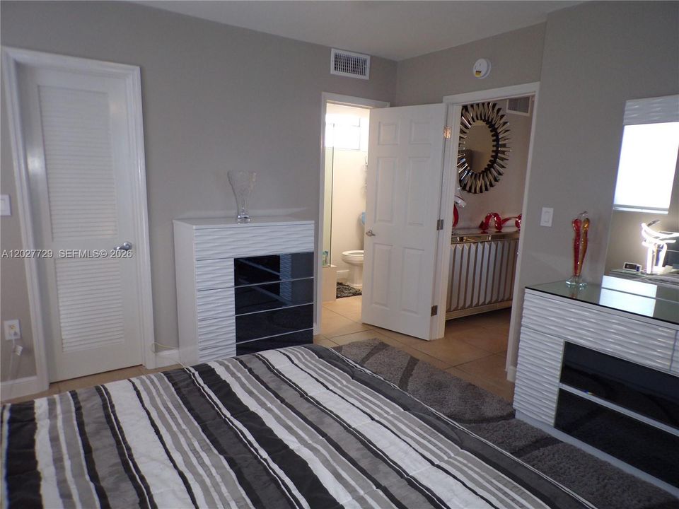 For Sale: $299,900 (2 beds, 2 baths, 1083 Square Feet)