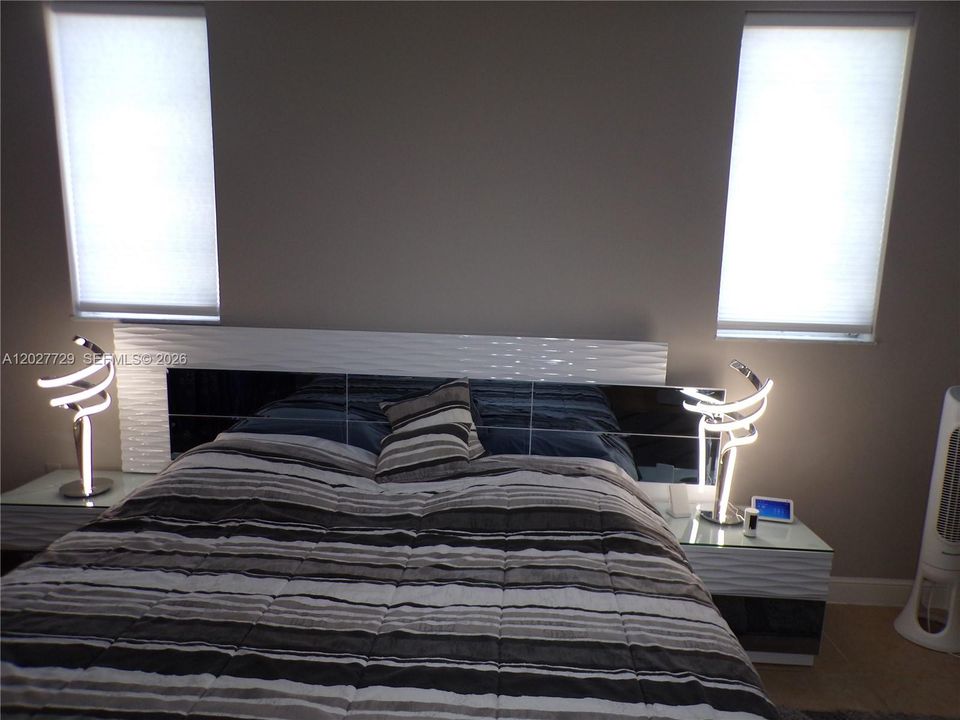 For Sale: $299,900 (2 beds, 2 baths, 1083 Square Feet)