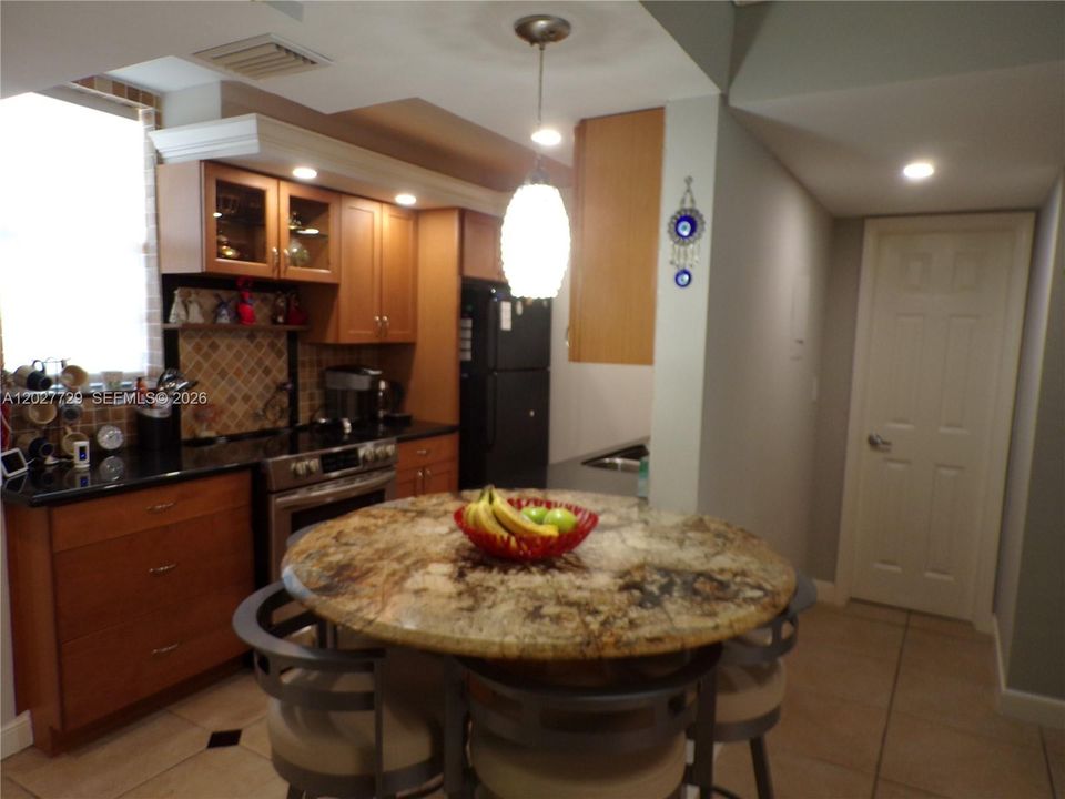 For Sale: $299,900 (2 beds, 2 baths, 1083 Square Feet)