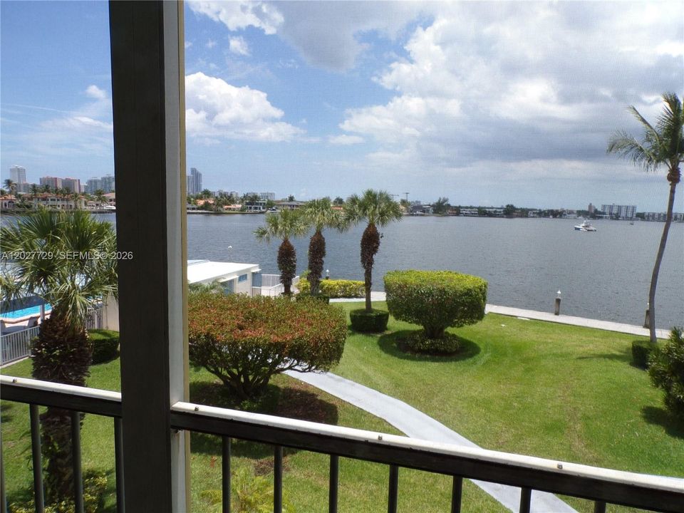 For Sale: $299,900 (2 beds, 2 baths, 1083 Square Feet)