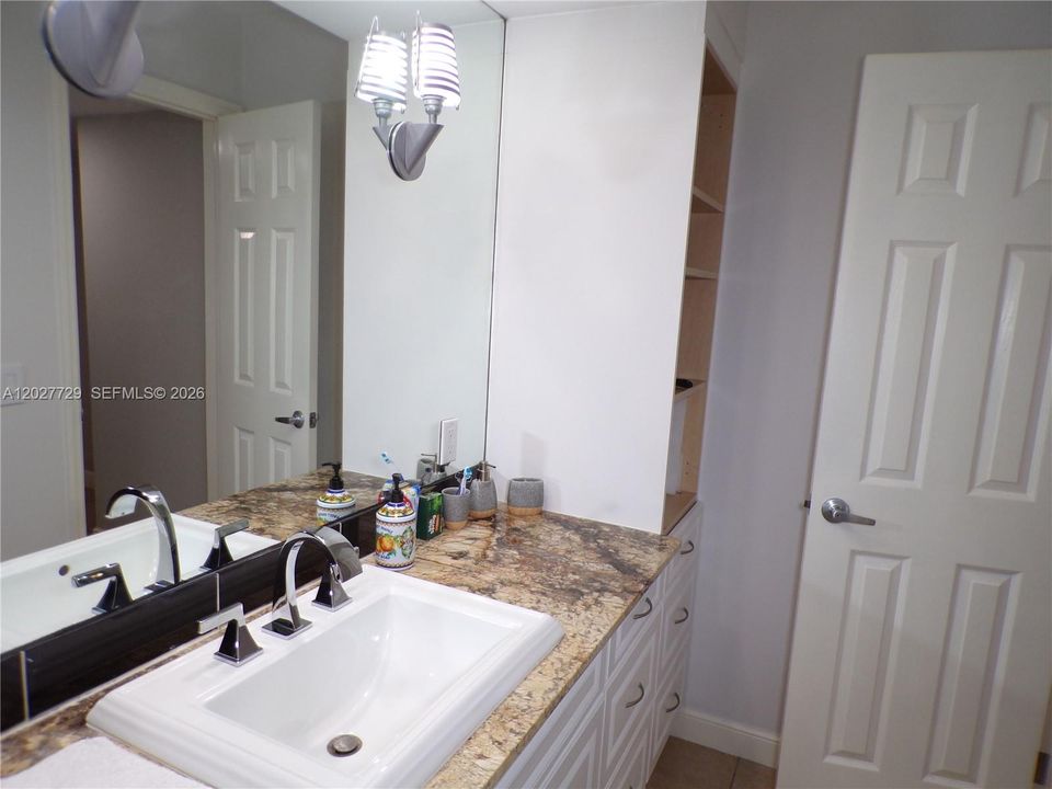 For Sale: $299,900 (2 beds, 2 baths, 1083 Square Feet)