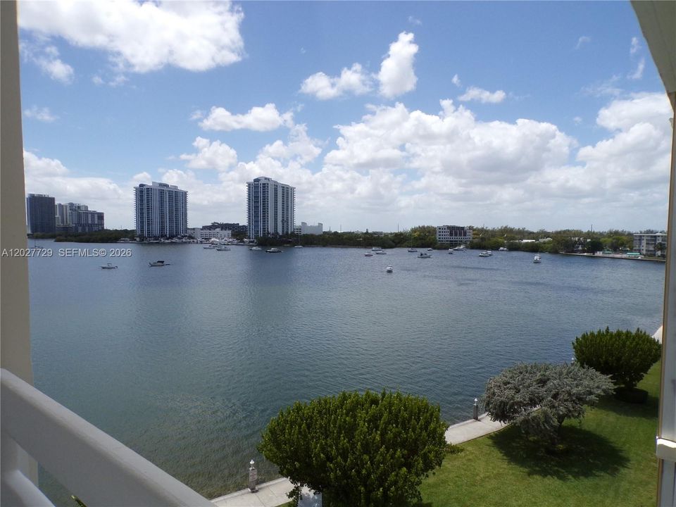 For Sale: $299,900 (2 beds, 2 baths, 1083 Square Feet)
