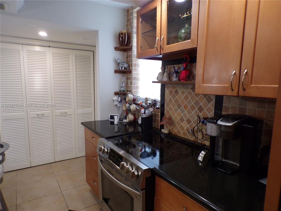 For Sale: $299,900 (2 beds, 2 baths, 1083 Square Feet)