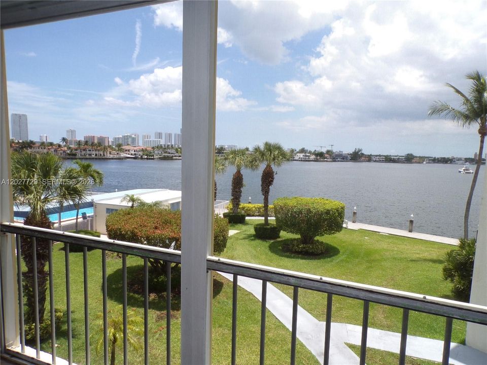 For Sale: $299,900 (2 beds, 2 baths, 1083 Square Feet)
