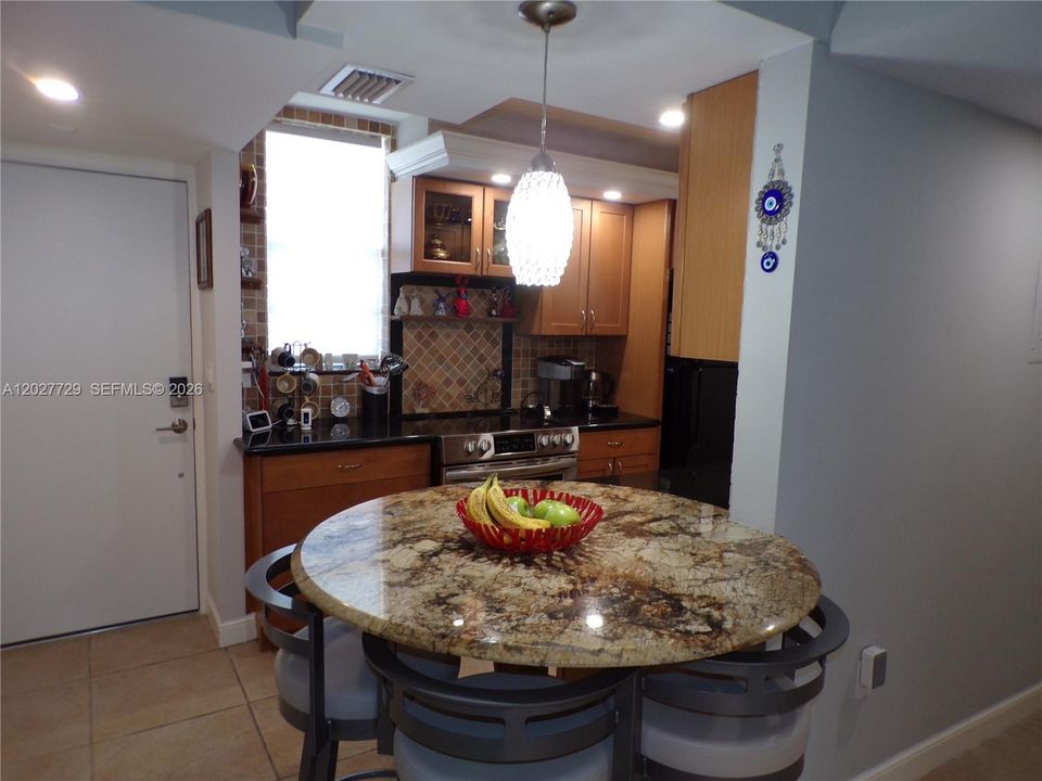 For Sale: $299,900 (2 beds, 2 baths, 1083 Square Feet)