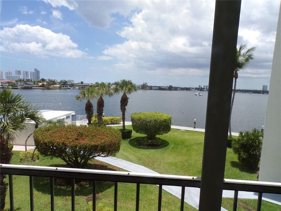 For Sale: $299,900 (2 beds, 2 baths, 1083 Square Feet)