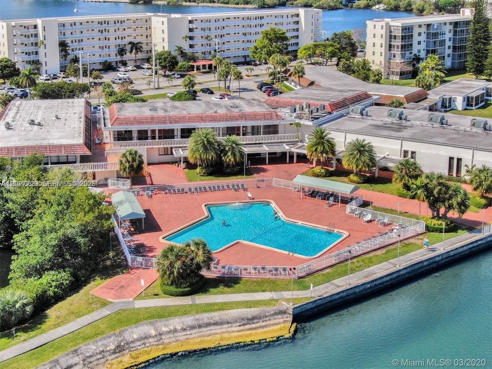For Sale: $299,900 (2 beds, 2 baths, 1083 Square Feet)