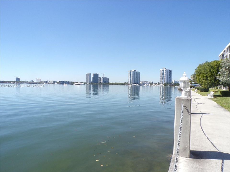 For Sale: $299,900 (2 beds, 2 baths, 1083 Square Feet)