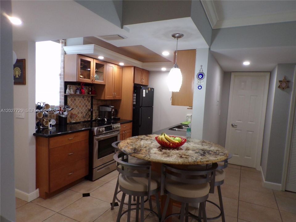 For Sale: $299,900 (2 beds, 2 baths, 1083 Square Feet)