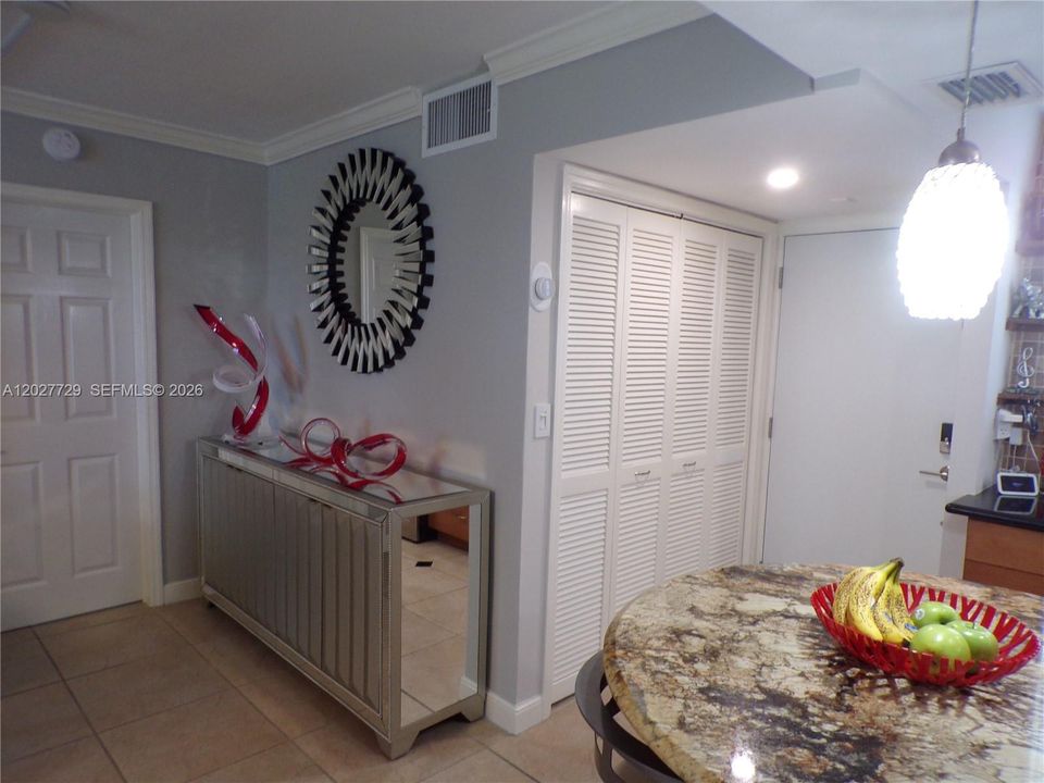 For Sale: $299,900 (2 beds, 2 baths, 1083 Square Feet)