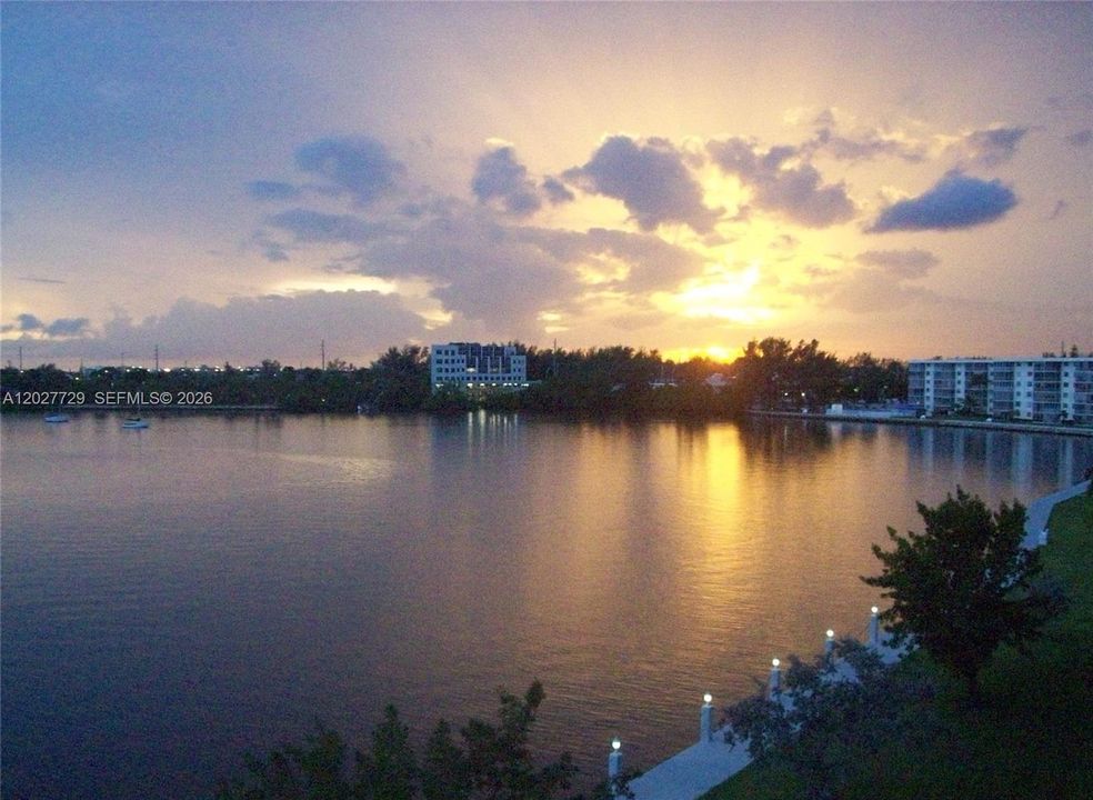 For Sale: $299,900 (2 beds, 2 baths, 1083 Square Feet)