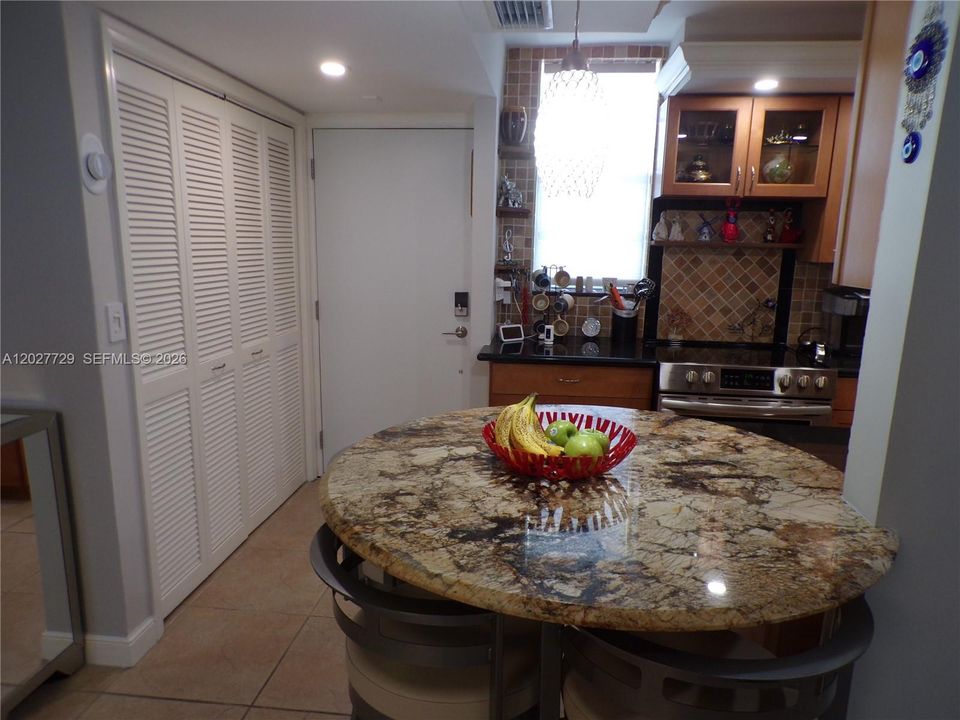 For Sale: $299,900 (2 beds, 2 baths, 1083 Square Feet)