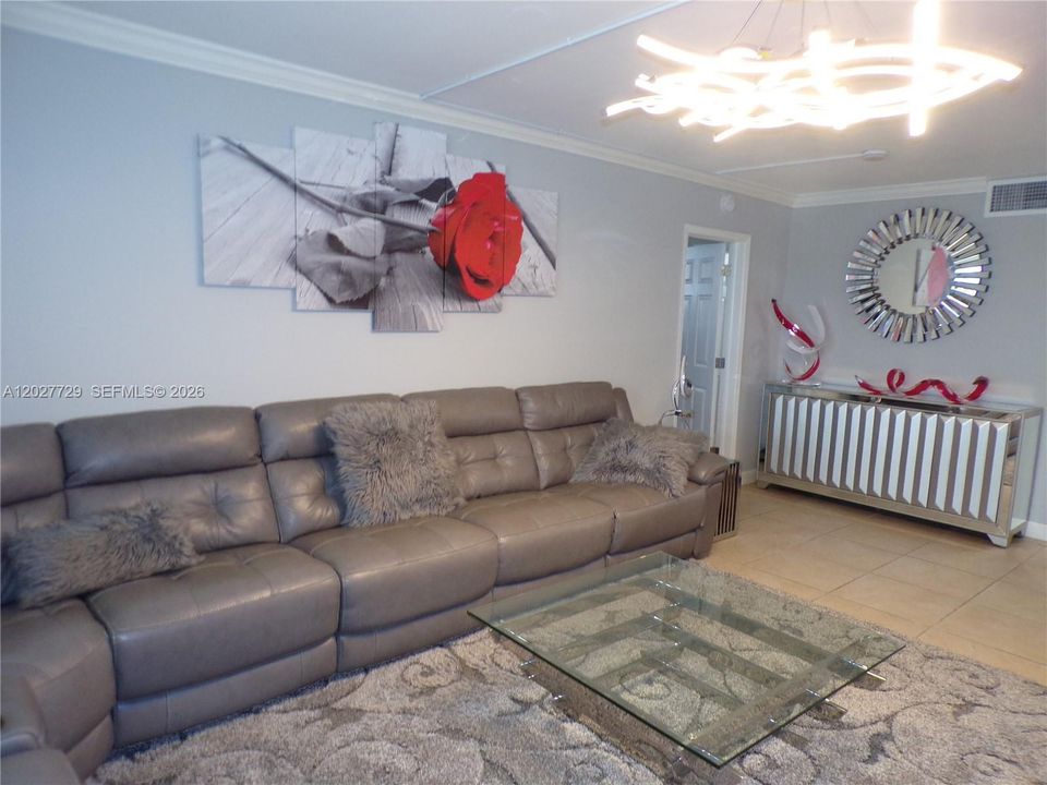 For Sale: $299,900 (2 beds, 2 baths, 1083 Square Feet)