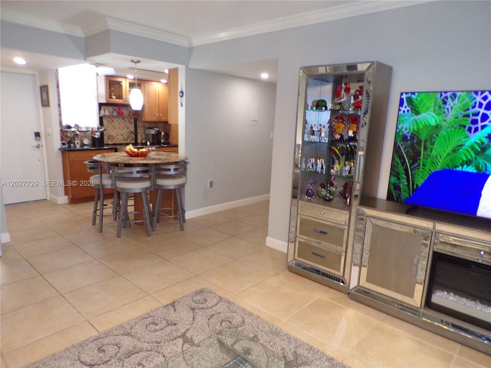 For Sale: $299,900 (2 beds, 2 baths, 1083 Square Feet)