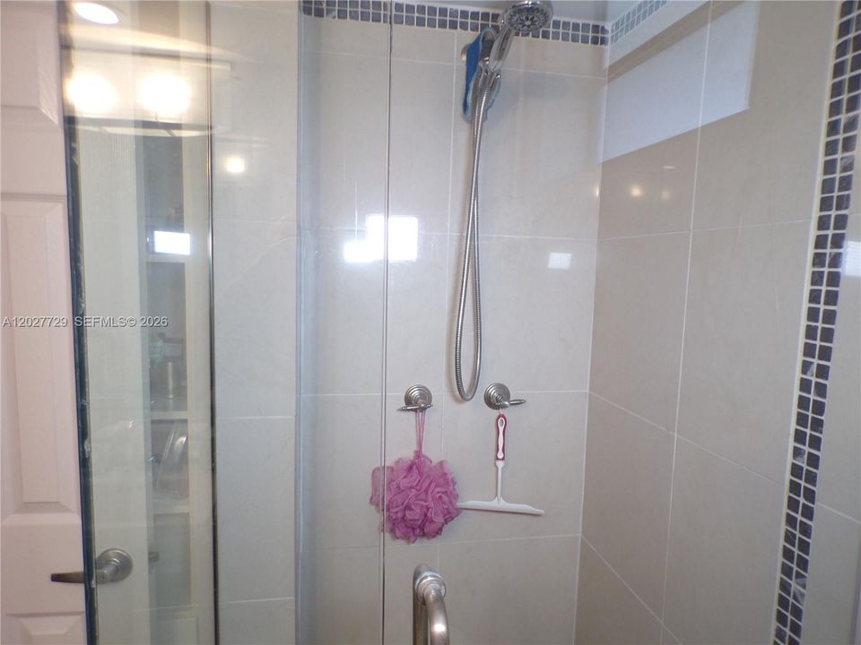 For Sale: $299,900 (2 beds, 2 baths, 1083 Square Feet)