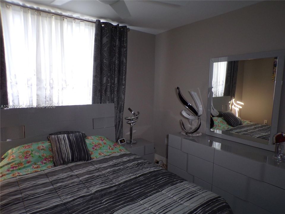 For Sale: $299,900 (2 beds, 2 baths, 1083 Square Feet)