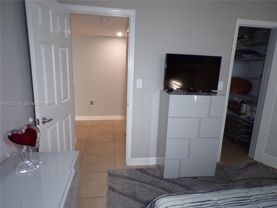 For Sale: $299,900 (2 beds, 2 baths, 1083 Square Feet)