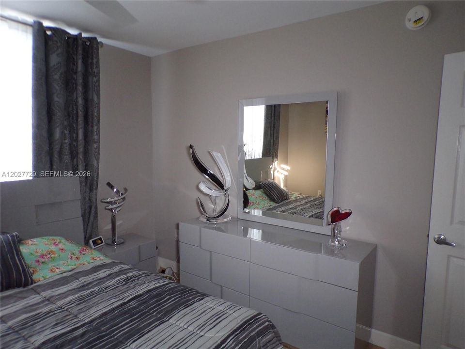 For Sale: $299,900 (2 beds, 2 baths, 1083 Square Feet)