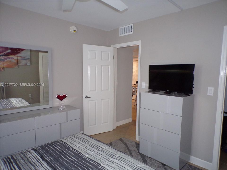 For Sale: $299,900 (2 beds, 2 baths, 1083 Square Feet)