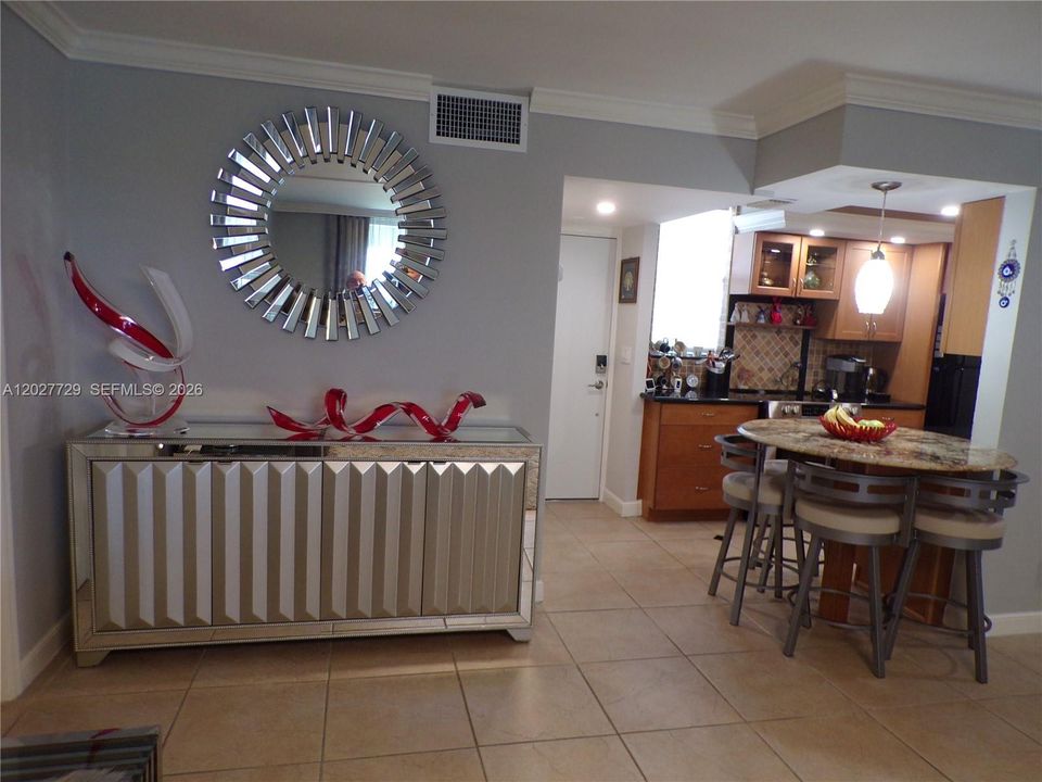 For Sale: $299,900 (2 beds, 2 baths, 1083 Square Feet)
